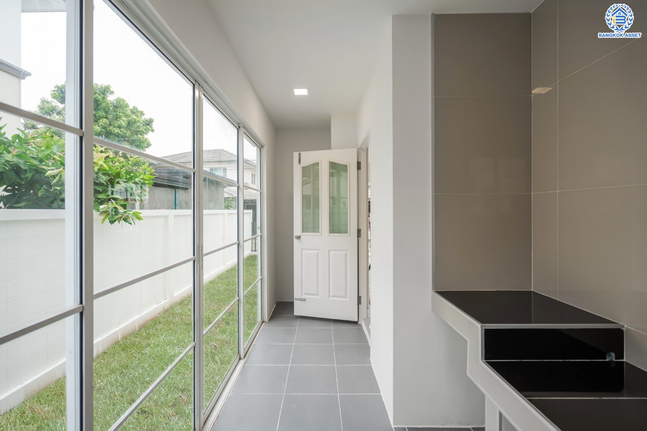 บ้านมือสองตกแต่งใหม่ ม.ชลลดา วัดลาดปลาดุก หลังมุม คุณภาพระดับ L&H บนเนื้อที่ 57.6 ตร.ว. ฟังก์ชัน 3 ห้องนอน 2 ห้องน้ำ 2 ที่จอดรถ บนทำเลศักยภาพ เพียง 15 นาทีถึง เซ็นทรัลเวสท์เกต ใกล้รถไฟฟ้าสายสีม่วง "สถานีคลองบางไผ่"...